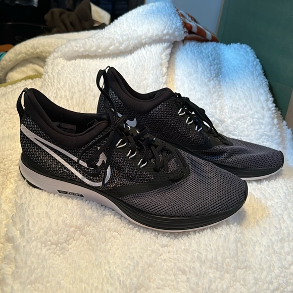 Nike Zoom Strike - Picture 1 of 3
